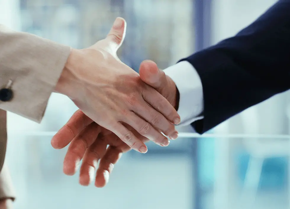 スーツ姿の人物同士が握手を交わしている様子。信頼関係の構築やパートナーシップ、契約成立をイメージしたビジネスシーン。