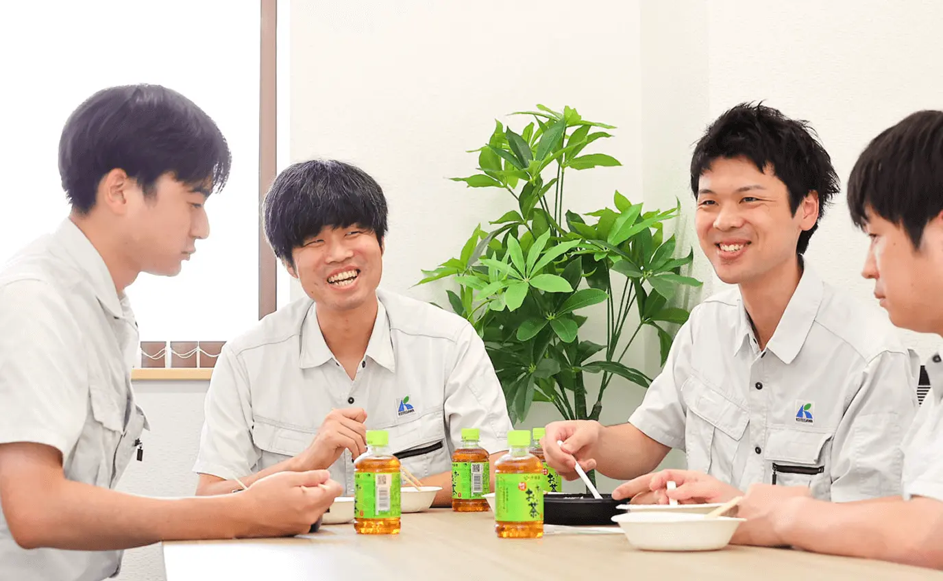 昼食をとりながら笑顔で談笑する社員たちの様子