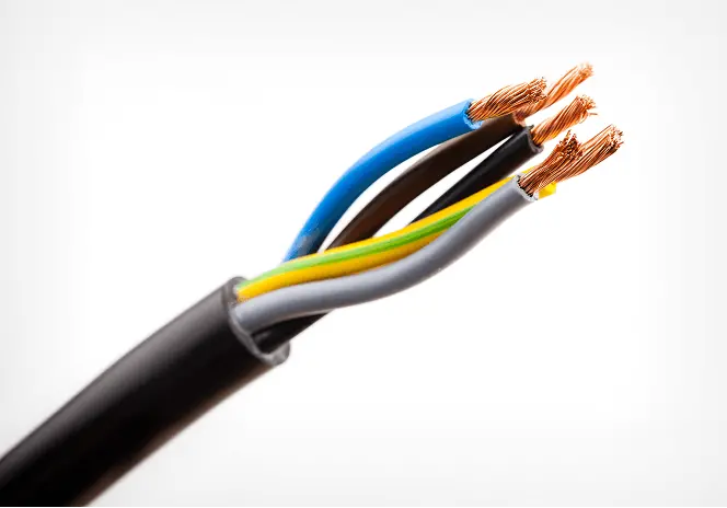 被覆を剥いた電気ケーブルの断面写真。黒い外装から青・茶・黄緑・灰色の導線が露出し、内部の銅線が見える状態で、電気配線や設備工事で使用されるケーブル構造を示している。