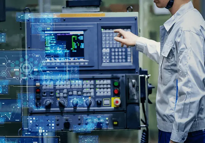 作業服を着た技術者が制御盤のタッチパネルを操作している様子。前面にはデジタル情報を示すホログラム風のグラフィックが重ねられており、工場の自動化やデジタル制御を表現している。