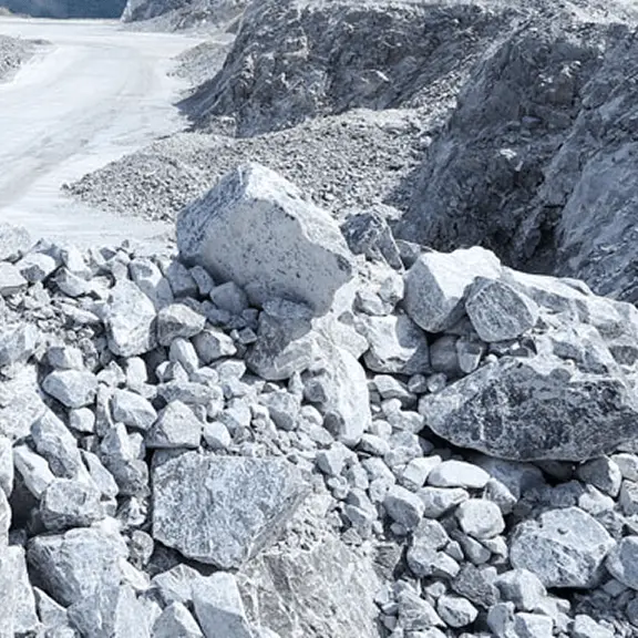 採石場のような場所で、大きな岩や多数の砕石が積み重なっている様子。周囲には削り取られた岩肌が広がり、石材の採掘現場であることが分かる風景。